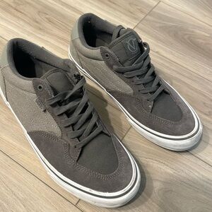 This is a barely worn (3 times) pair of Rowan Zorilla pro skate vans shoe